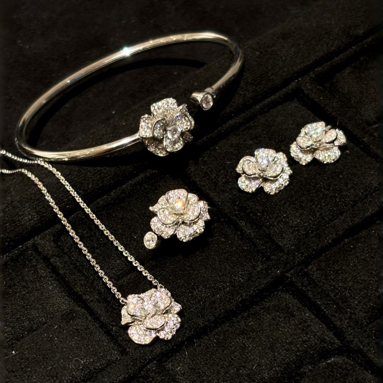 Women's Classic Style Three-dimensional Petals Camellia White Rose Affordable Luxury Flower Jewelry Set