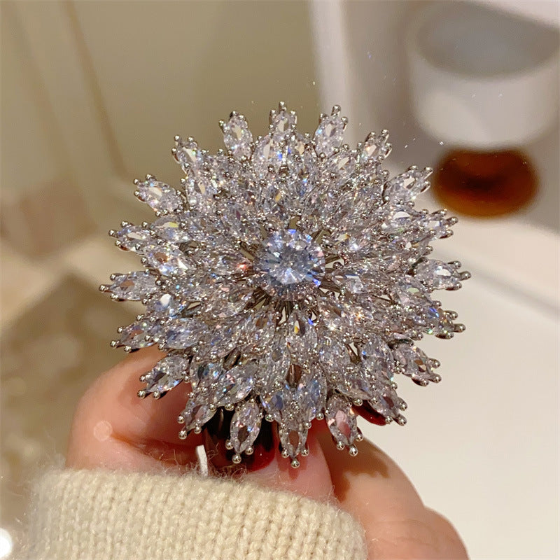 Women's Mac Oversized Exaggerating Three-dimensional Zircon Snowflake Brooch Brooches