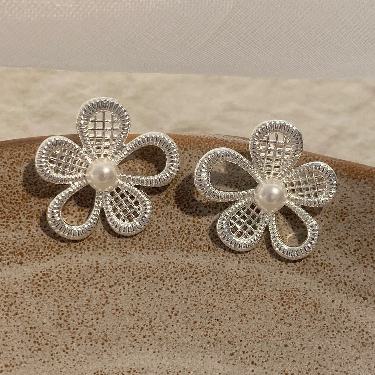 Women's Sier Flower Pearl High-grade Dignified Ear Stud Earrings