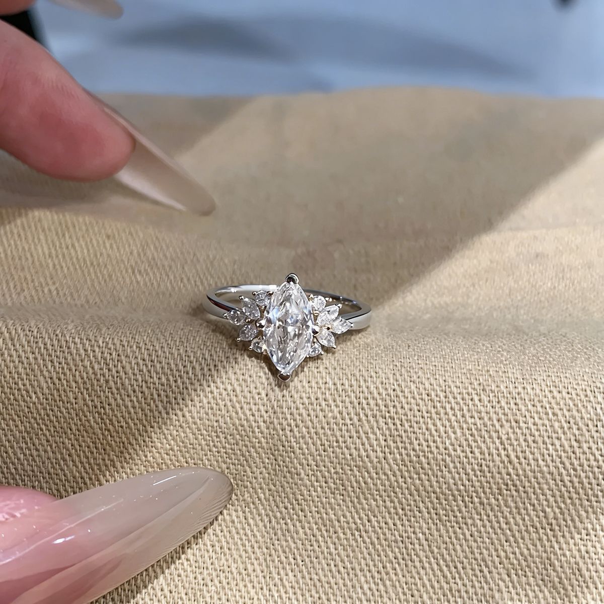 Women's Angel Eyes Light Luxury Versatile For Daily Floating Sparking Zirconium Ring