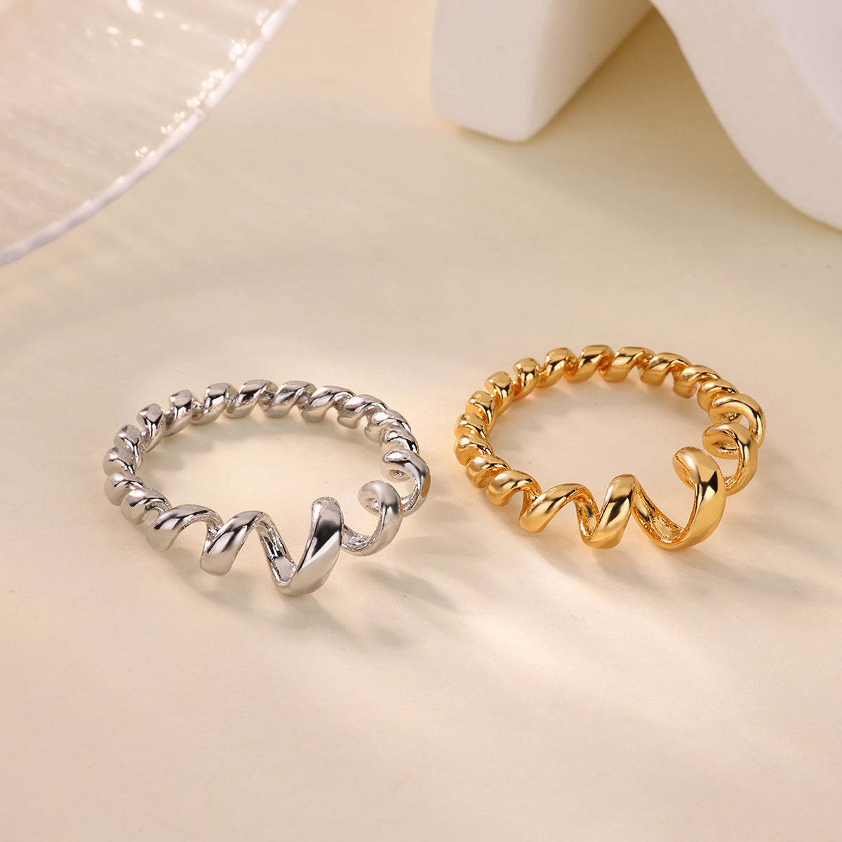 Twisted Line Design Unisex Gold-plated Simple Wave Ring