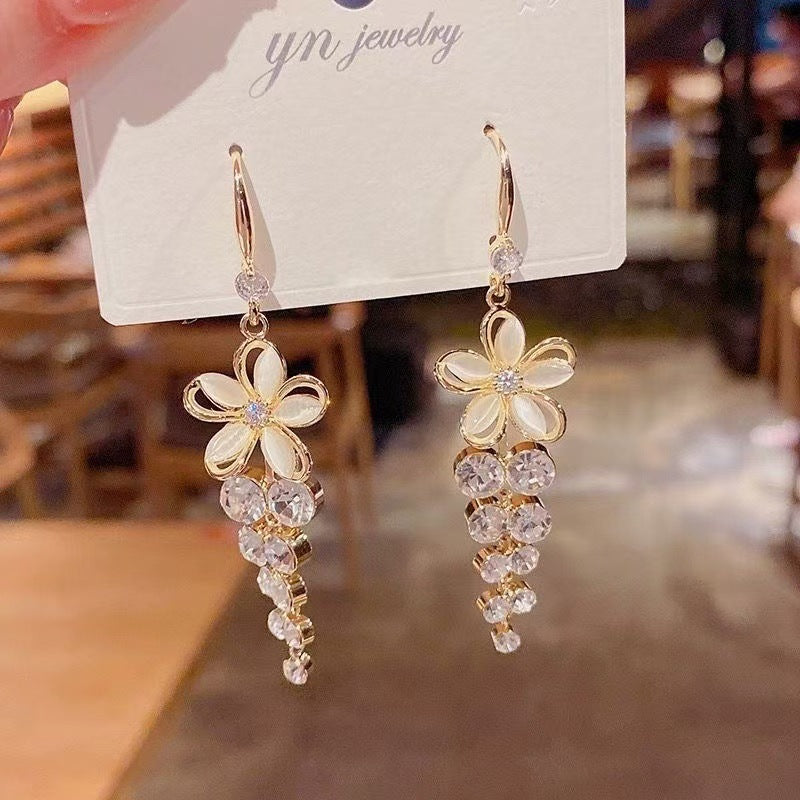 Trendy Temperament Five Petal Flower Design Tassel Earrings