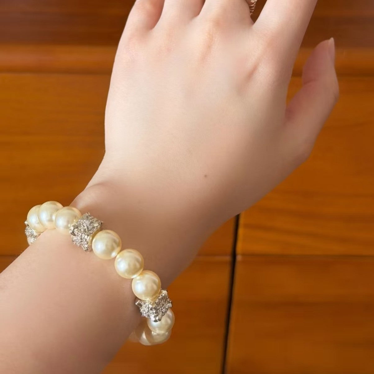 Horizontal Flower-de-luce Pearl Stretch French Retro Light Luxury Minority Bracelet