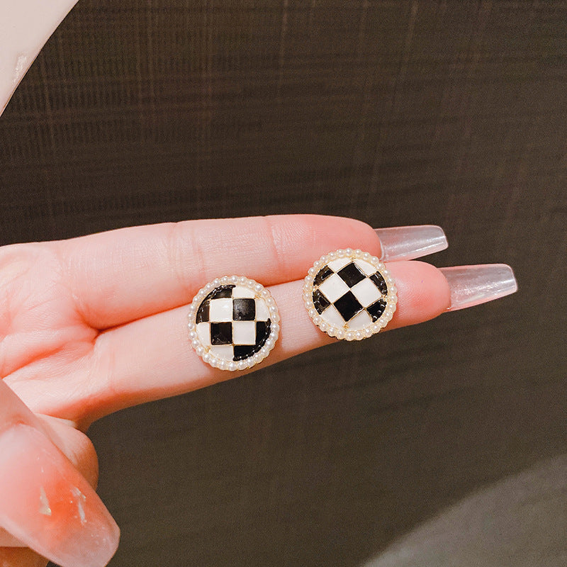 Women's Sier Needle Drop Oil Black White Plaid Stud Earrings