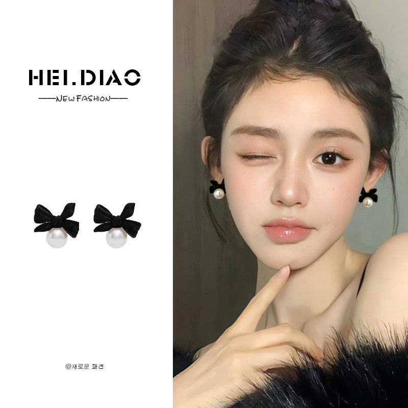 Women's Black White Ear Fashionable Temperament Hot Entry Lux Earrings