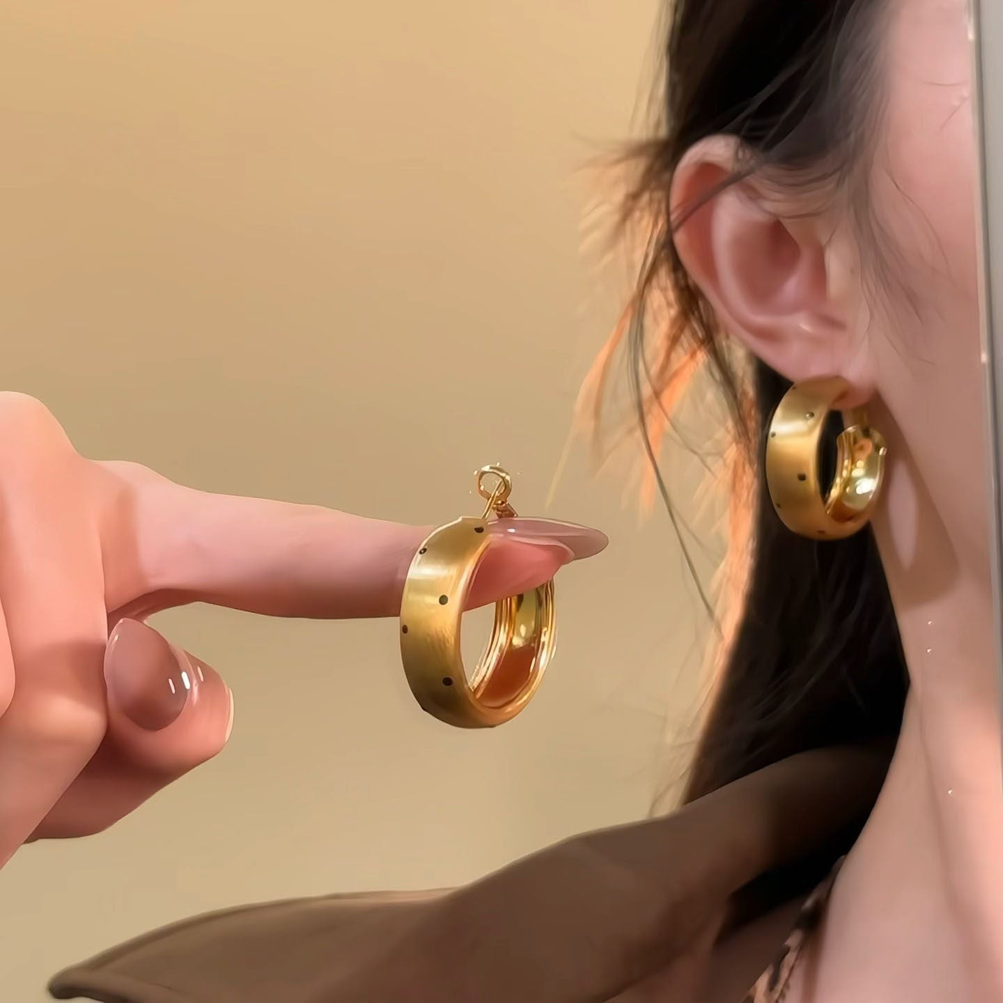 Women's Cold Wind Polka Dot Brushed High-grade Ear Light Luxury Stud Earrings