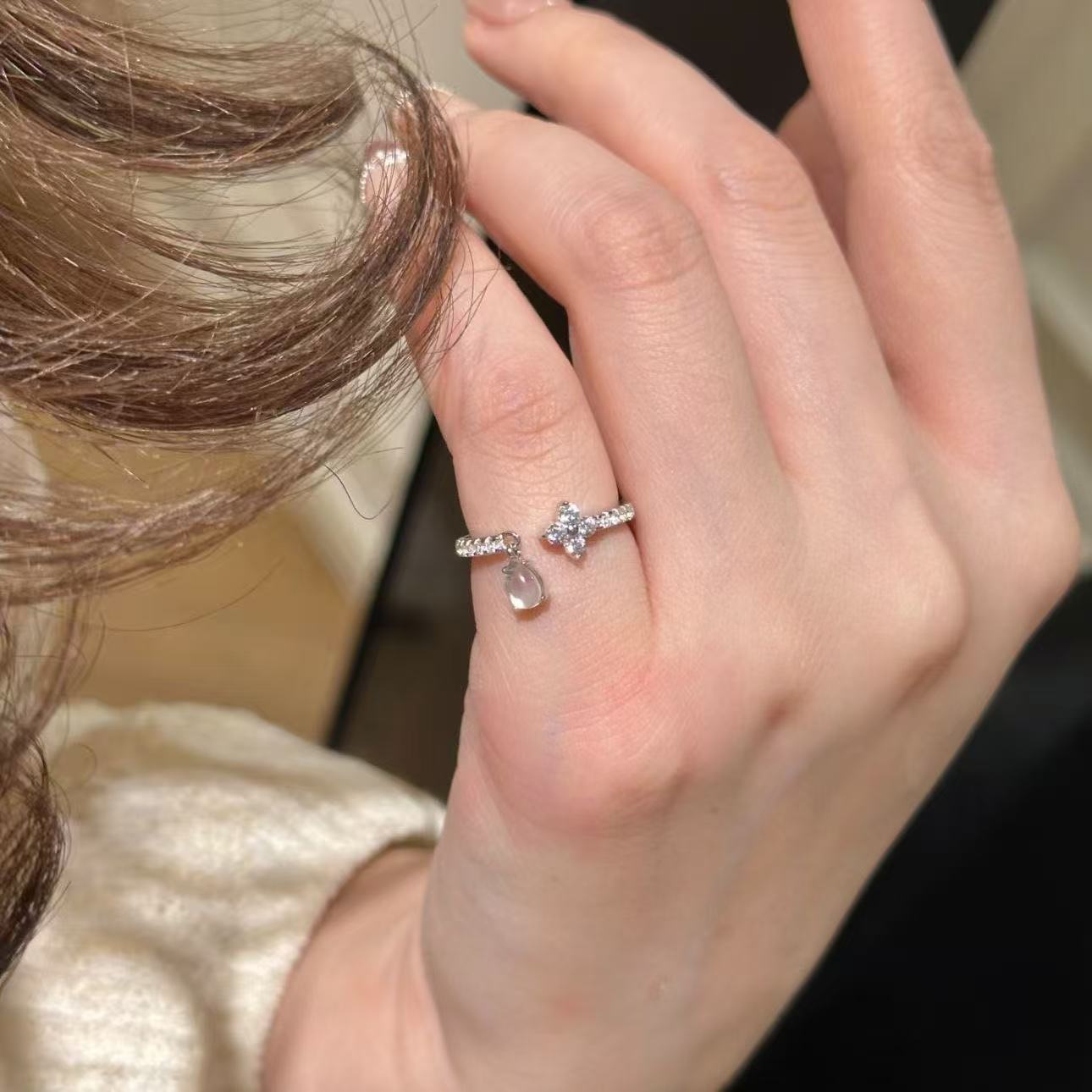 Wild Four-leaf Flower Rhinestone Water Drop Light Luxury Ring