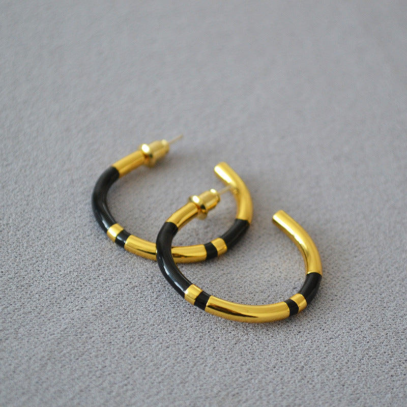 Women's Fashion Simple Brass Gold-plated Black White Earrings