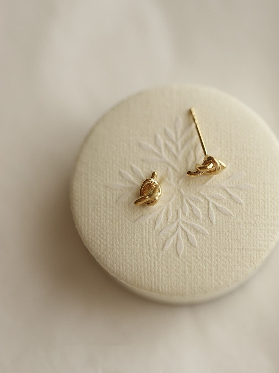Women's Gold-plated Cute Bends Hitches Shape Ear Stud Earrings