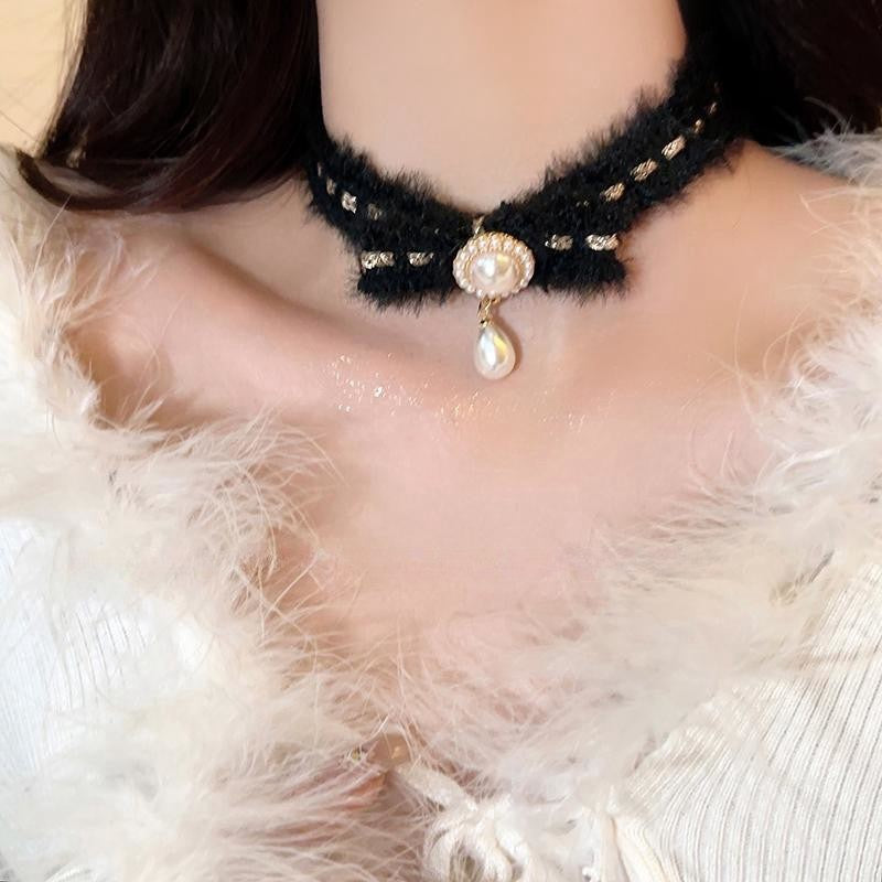 Plush Snowflake Pearl Female Niche Design Light Necklaces