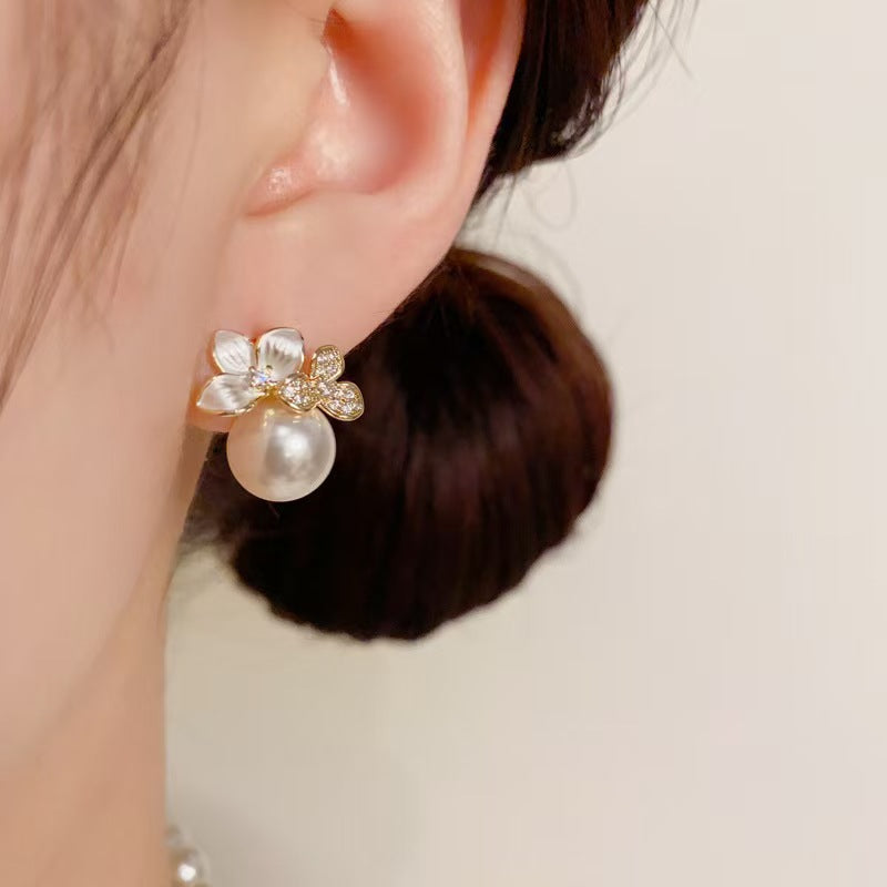 Women's White Flower Pearl Minority Fashion Design Rings