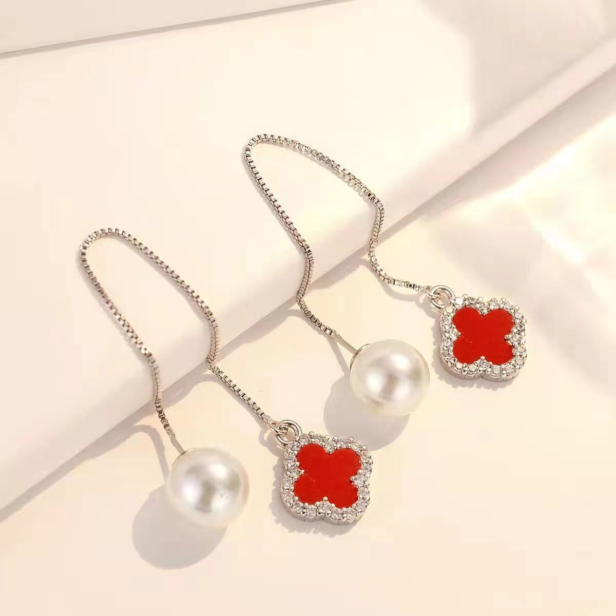 Stylish Women's Imitation Sier Clover Eardrops Ear Hook