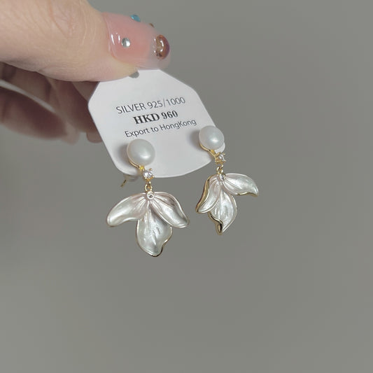 Petals Freshwater Pearl Ear Niche Design Earrings