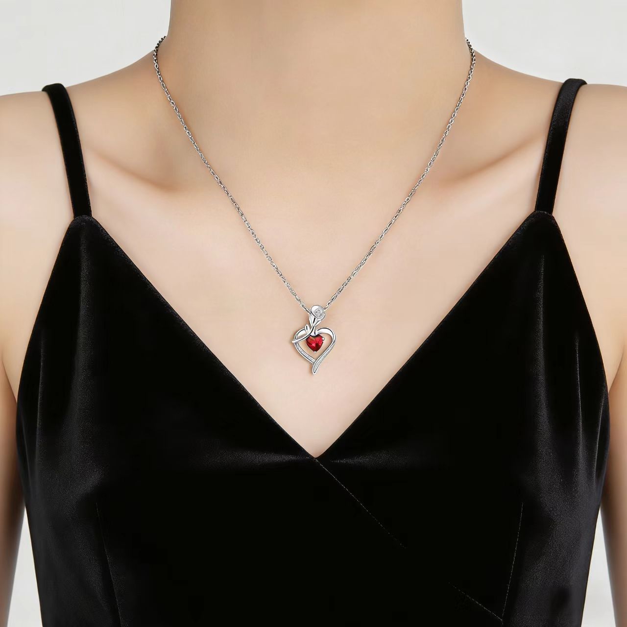 Love Rose Niche High-grade Clavicle Chain Simple Fashion Elegant Necklace
