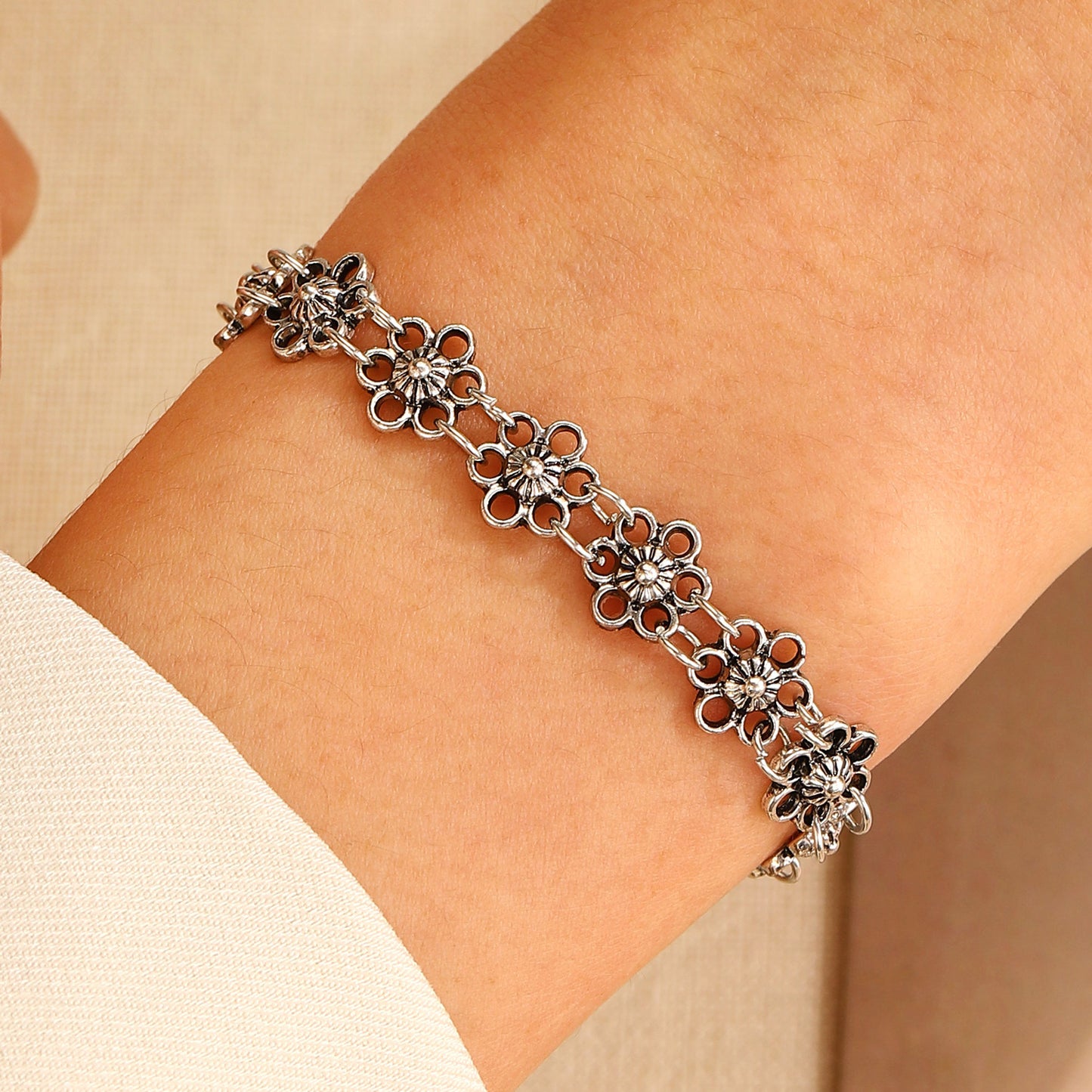 Retro Simple Distressed Little Flower Design Bracelet