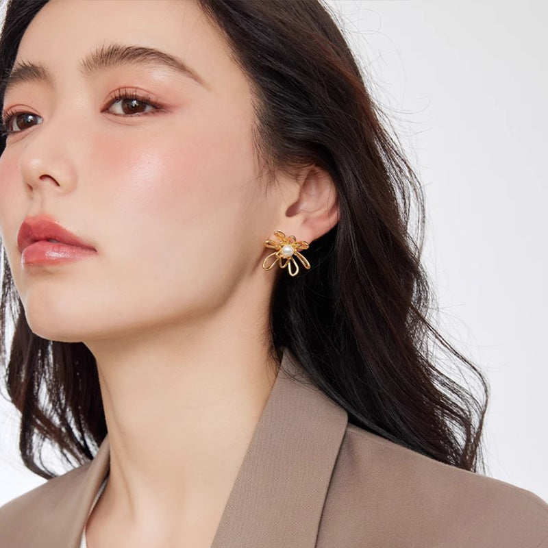 Hollow Out Flower Pearl Female Light Luxury Minority Design Stud Earrings