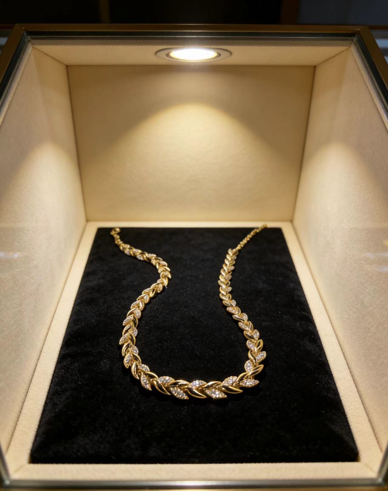 Women's Style Light Luxury Gold Full Diamond Green Treasure Leaf-shaped Clavicle Necklace
