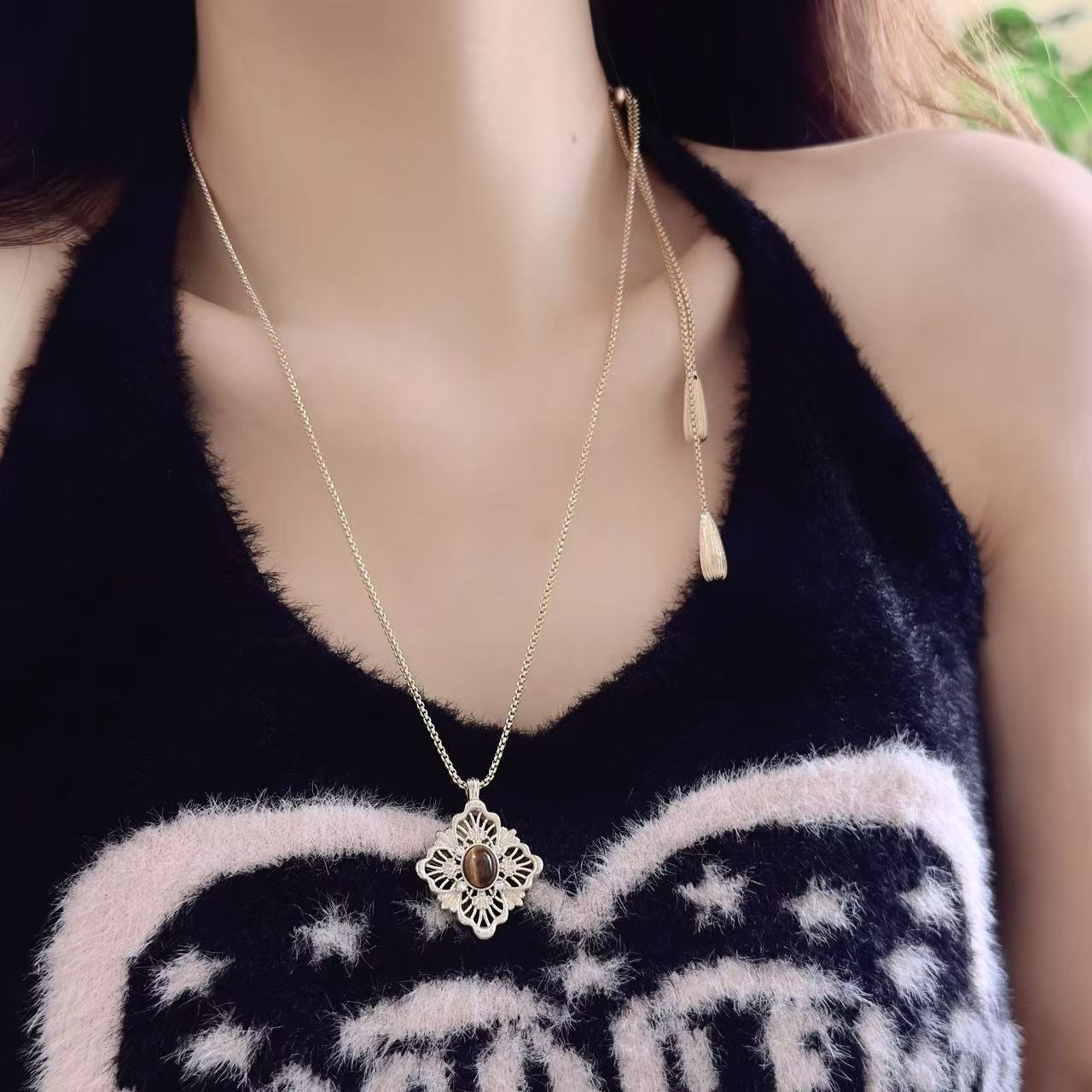 Hollow Female Niche Generous Long Retro Fashion Exquisite Entry Lux Necklace