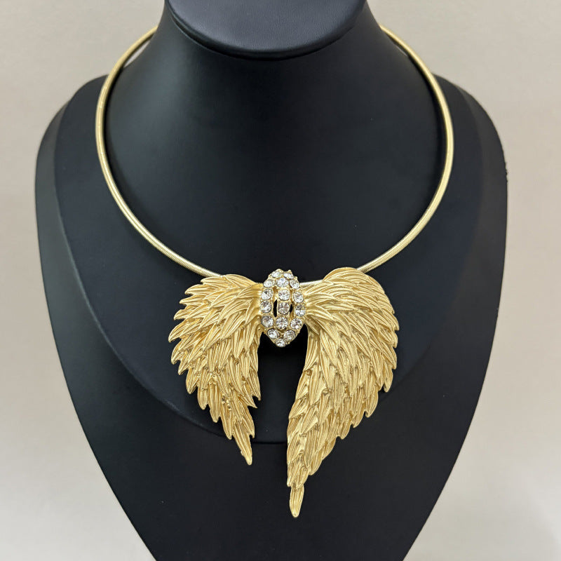 Retro Diamonds Angel Wings Textured Fashionable Temperament High-grade Clavicle Collar