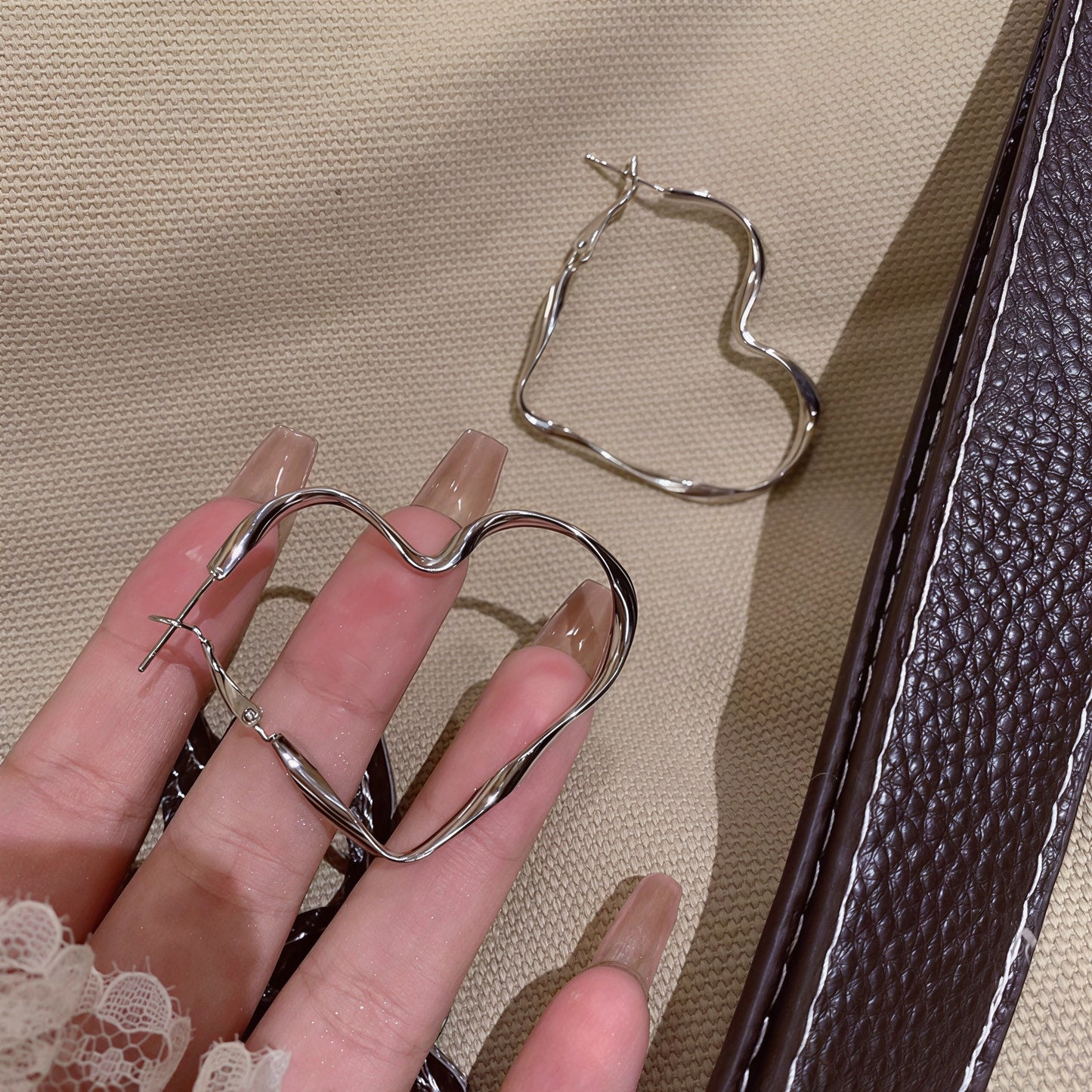 Irregular Peach Heart Twist Light Luxury High-grade Fashion Niche Design Earrings