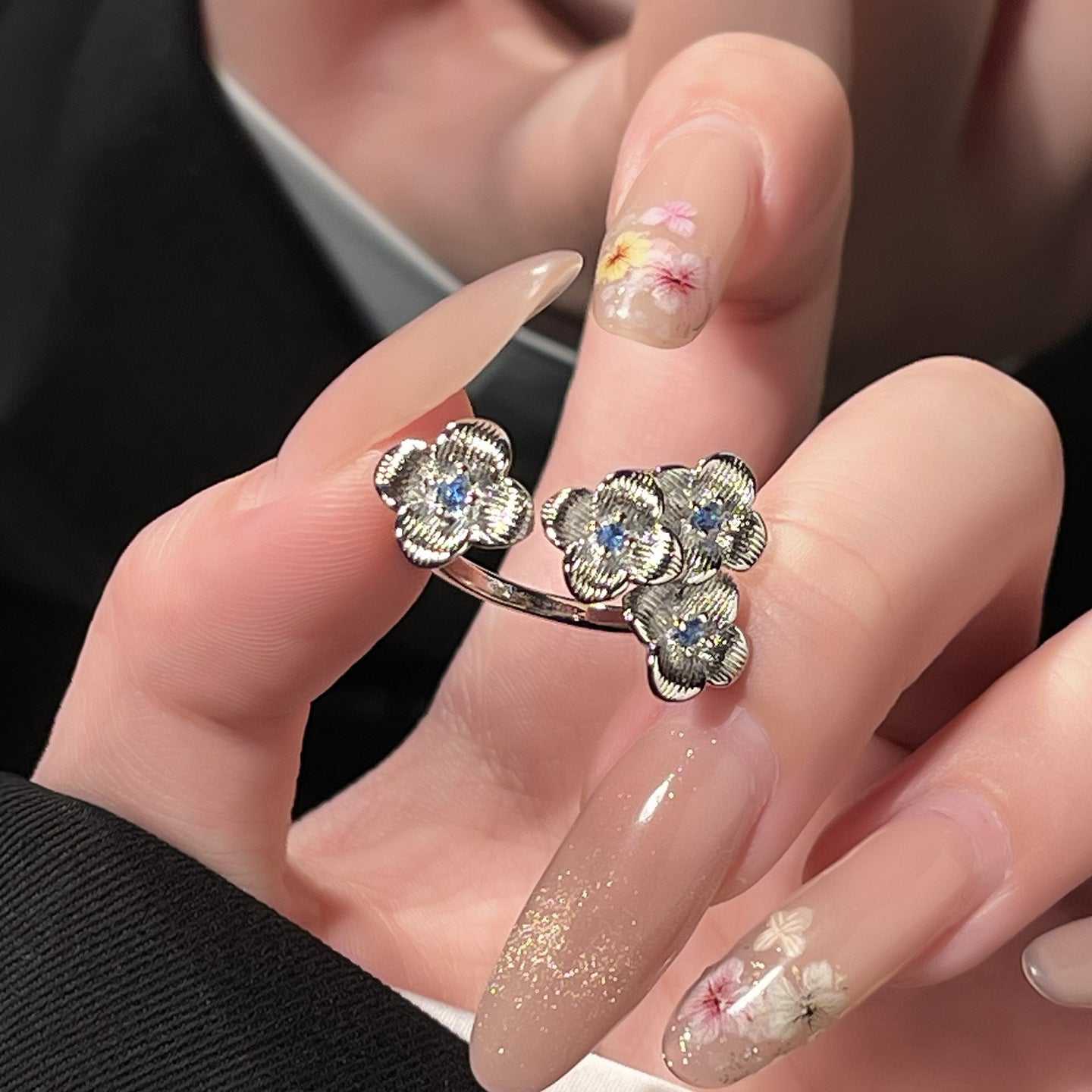 Exquisite Brushed Clover Female Niche Retro Design Blue Zircon Flower Ring