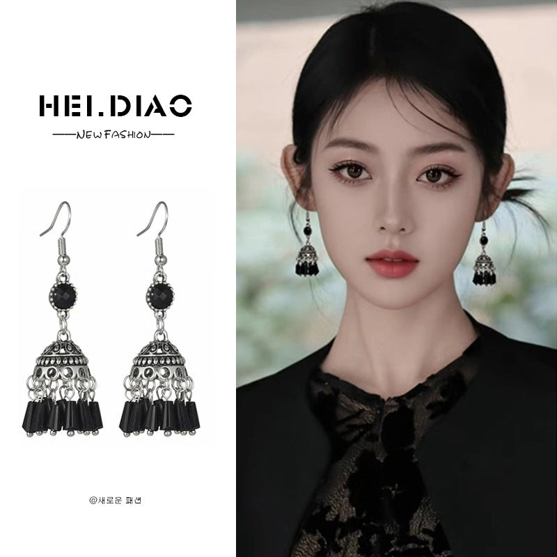 Women's Black White Ear Fashionable Temperament Hot Entry Lux Earrings