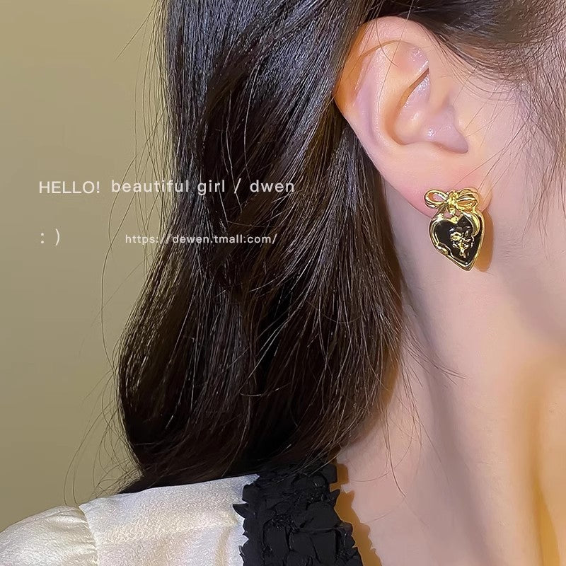 Women's Black White Ear Fashionable Temperament Hot Entry Lux Earrings