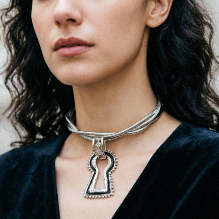 Retro Design Winding Twist Keyhole Choker Fashion Runway Personality High Pendants