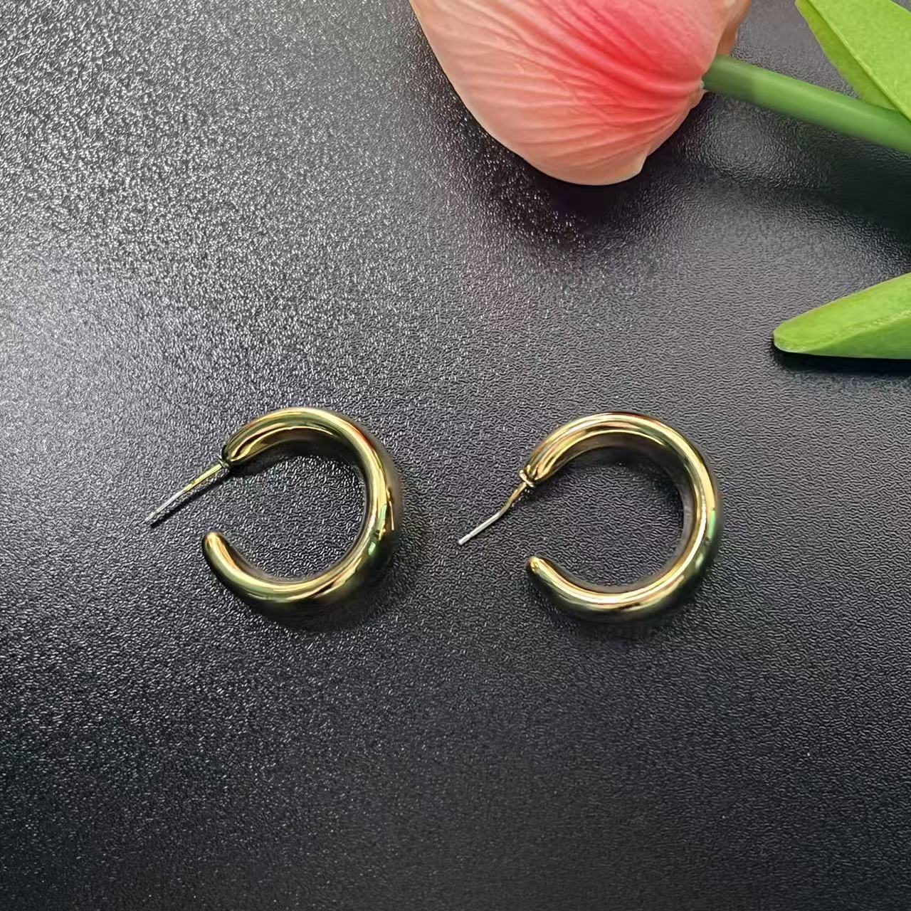 Women's High-grade Seaside Vacation Style Geometric Exaggerated Earrings