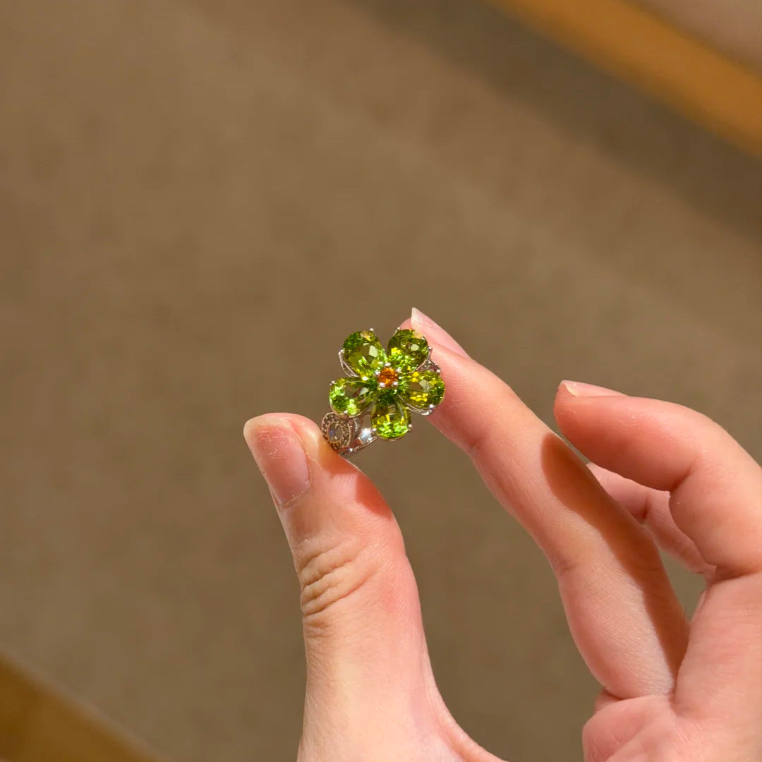 With Elegant Colorful Crystals In Apple Green Zircon On Pork Ring