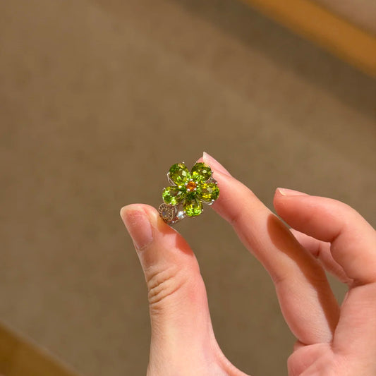 With Elegant Colorful Crystals In Apple Green Zircon On Pork Ring
