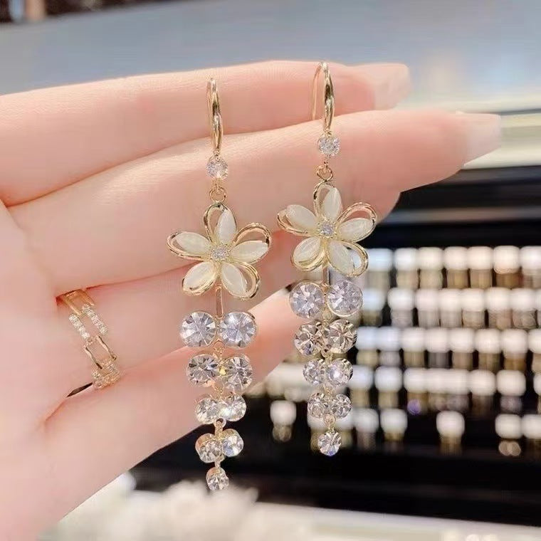 Trendy Temperament Five Petal Flower Design Tassel Earrings