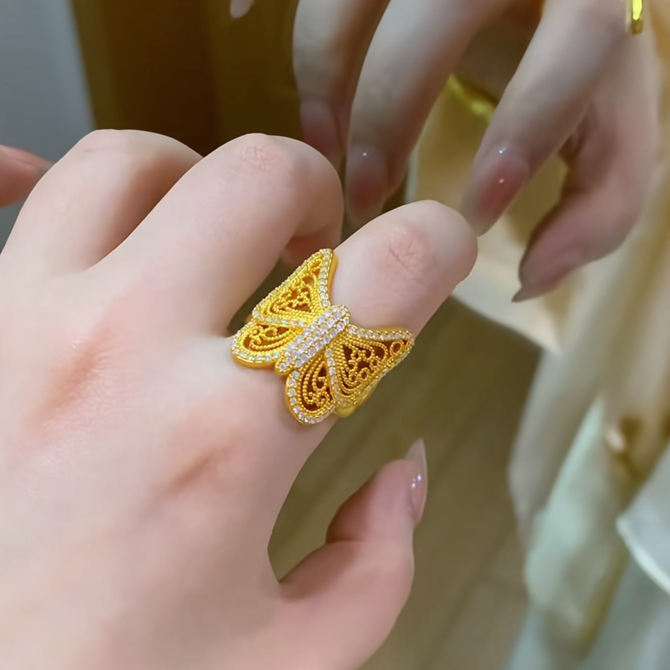 Butterfly Shadow Lustrous Filigree Light Luxury Diamond Studded Hollow Rings