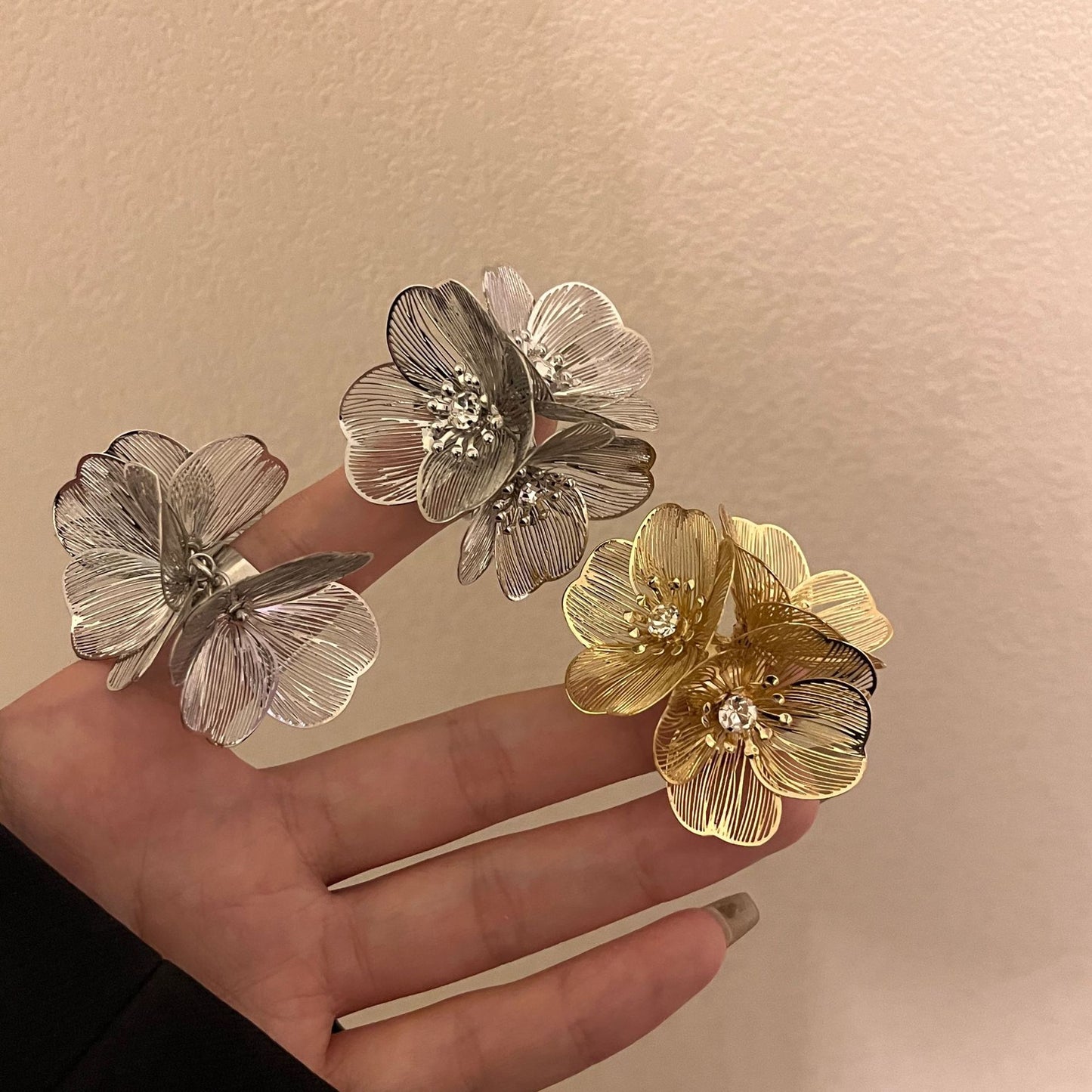 Pattern Flower Shiny Diamond Fashionable Metal Ring