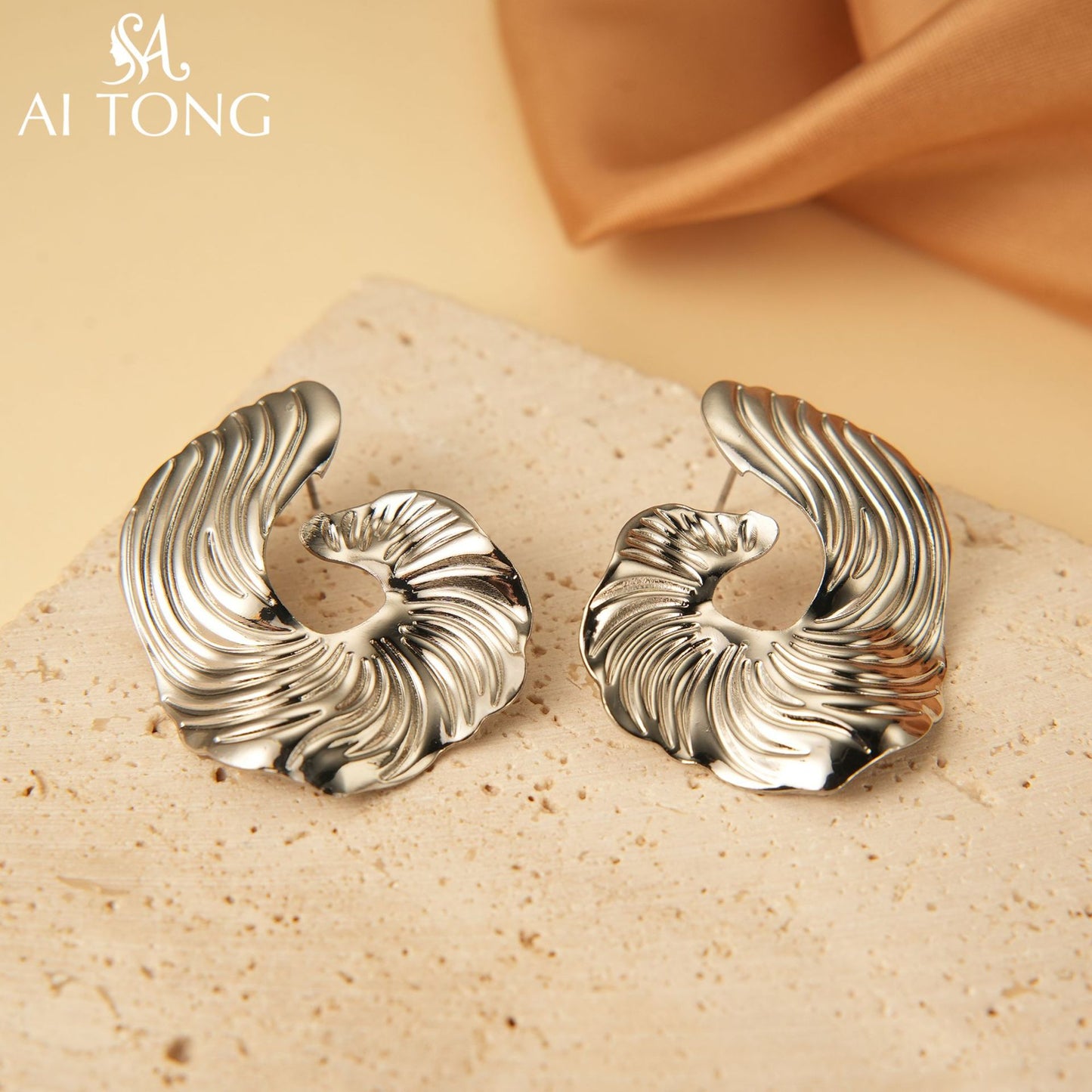 Decoration Design Pleated Light Luxury High-grade Ear Earrings