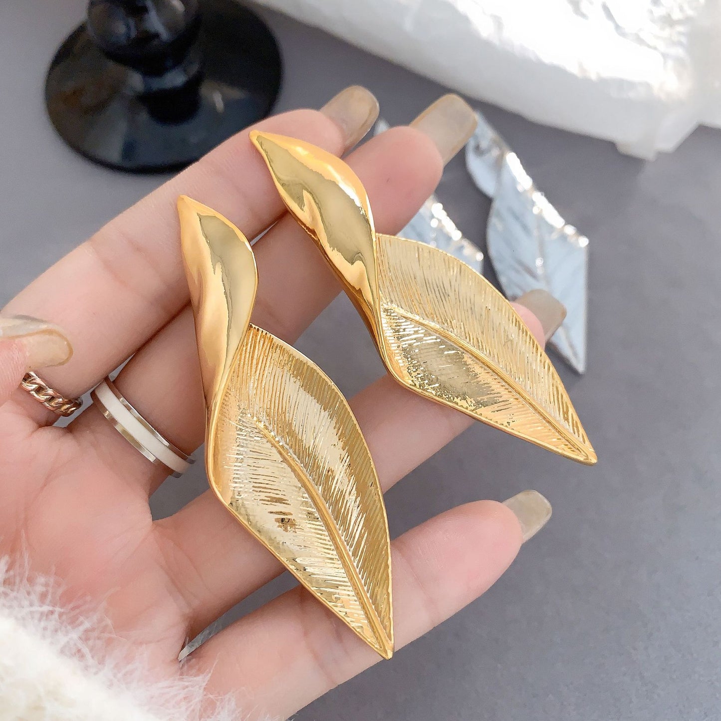 Women's Plated Gold Curved Leaf-shaped High-key Dignified Stud Earrings