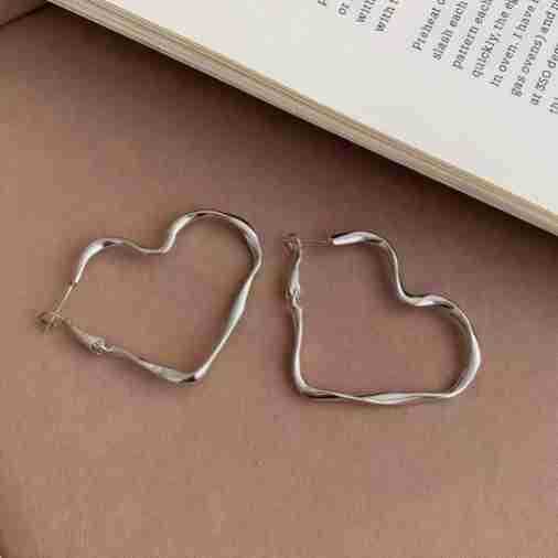 Irregular Peach Heart Twist Light Luxury High-grade Fashion Niche Design Earrings