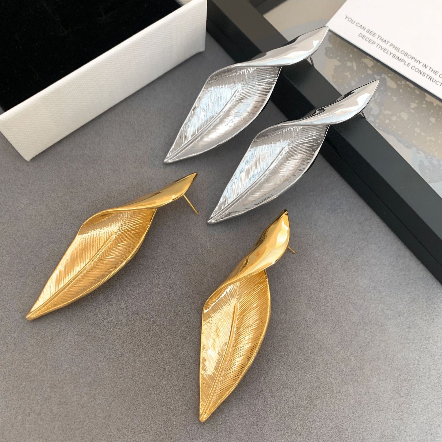 Women's Plated Gold Curved Leaf-shaped High-key Dignified Stud Earrings
