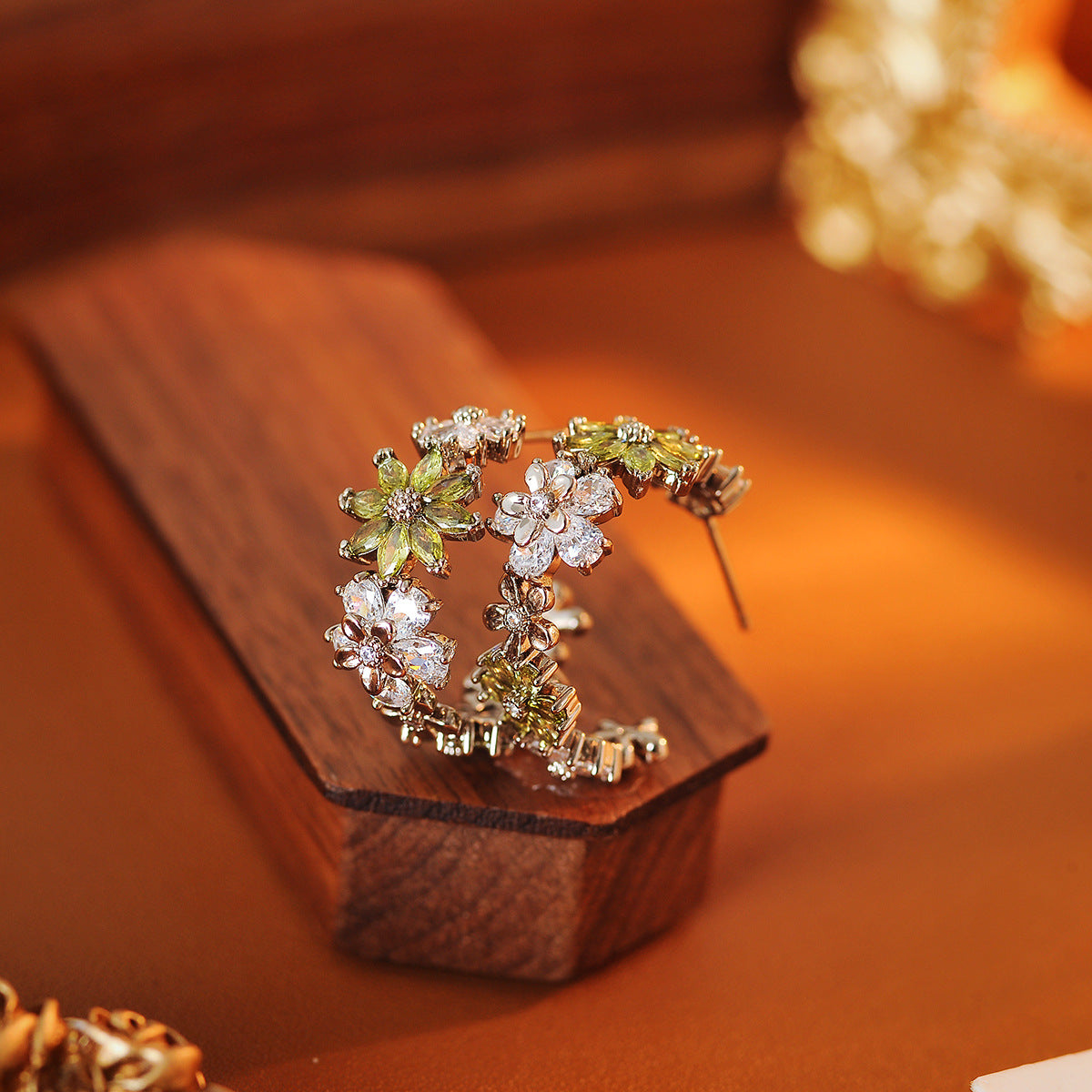 Women's Shiny Diamond Flowers High-grade Ear Summer Stud Earrings