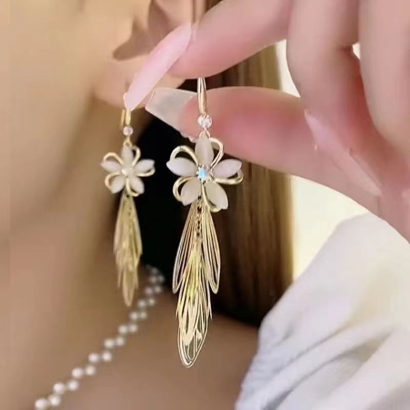 Women's High-grade Fashion Dignified Flowers Tassel Light Luxury Rings