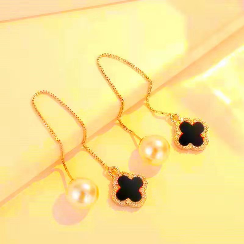 Stylish Women's Imitation Sier Clover Eardrops Ear Hook