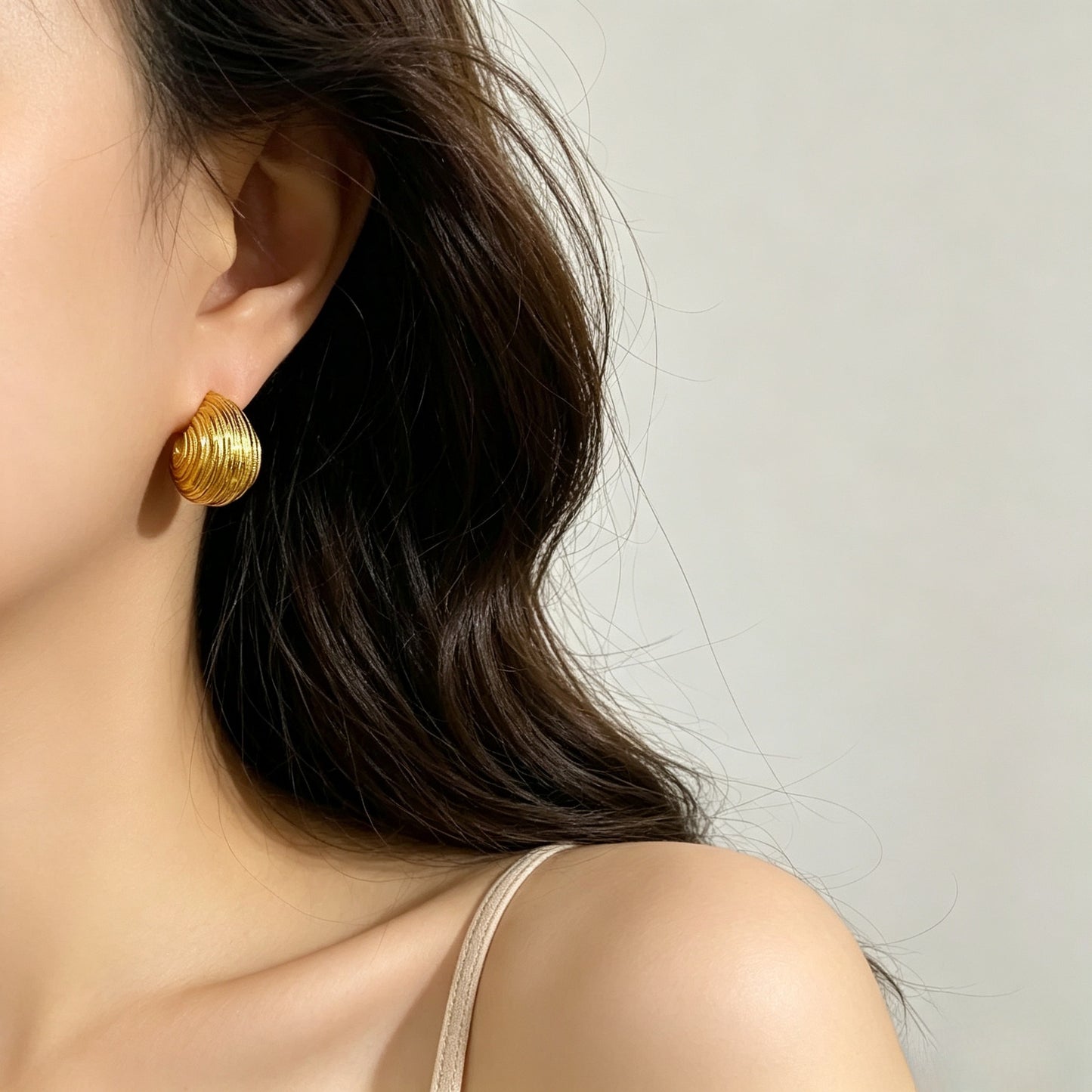 Women's Copper Gold-plated Line Texture Metal Bean Light Luxury Simplicity Fashion Stud Earrings