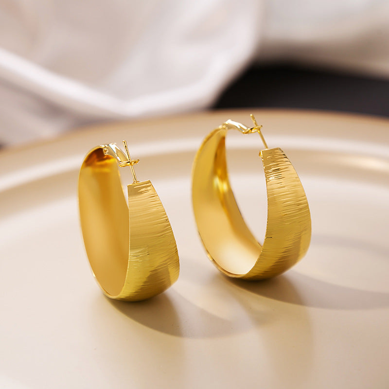 Women's Curved Metallic Gold Light Luxury Style Ear Personality Earrings