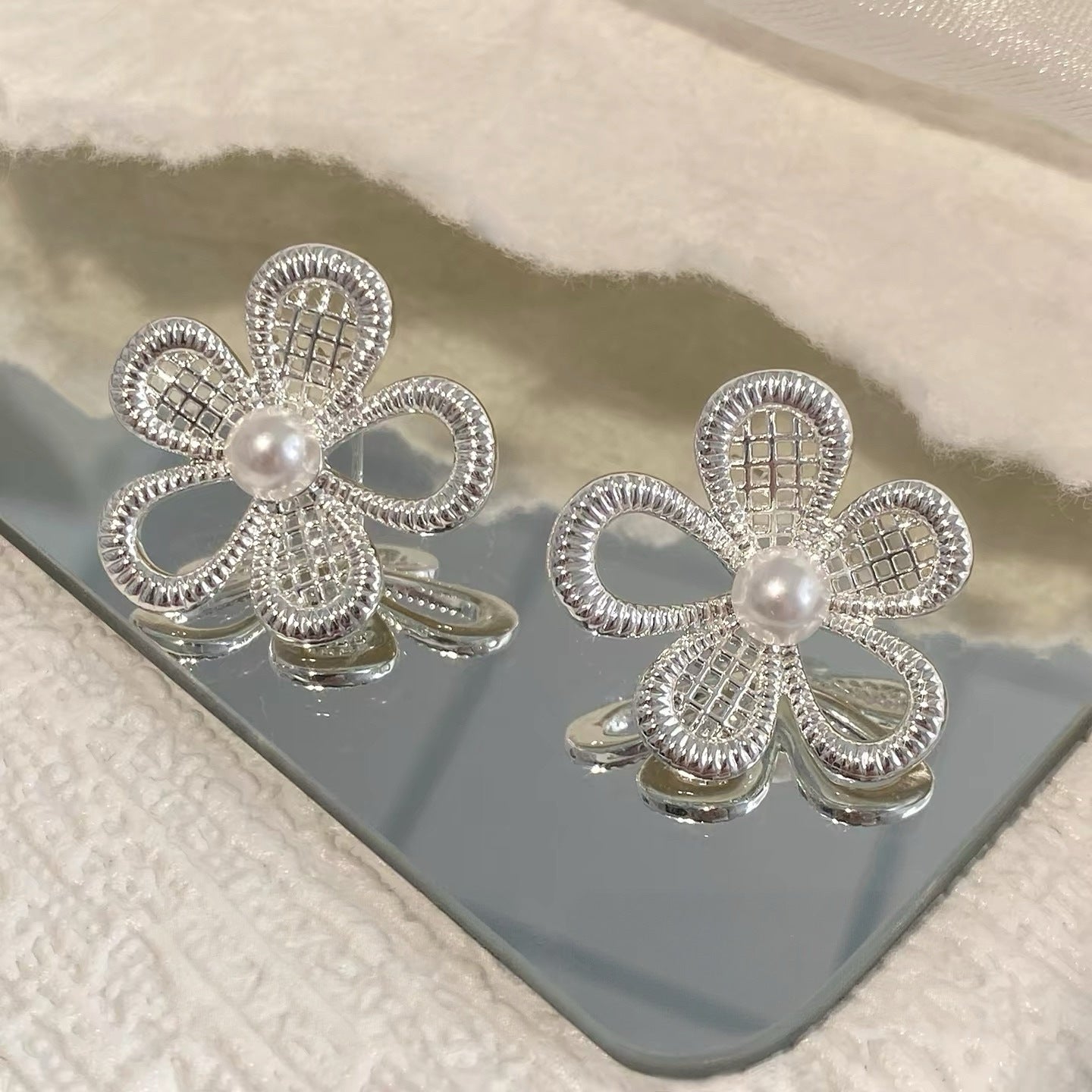 Women's Sier Flower Pearl High-grade Dignified Ear Stud Earrings