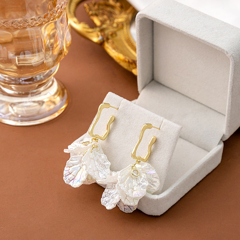 Women's Sweet Elegant Flowers Niche Design White Crack Light Luxury High-grade Rings