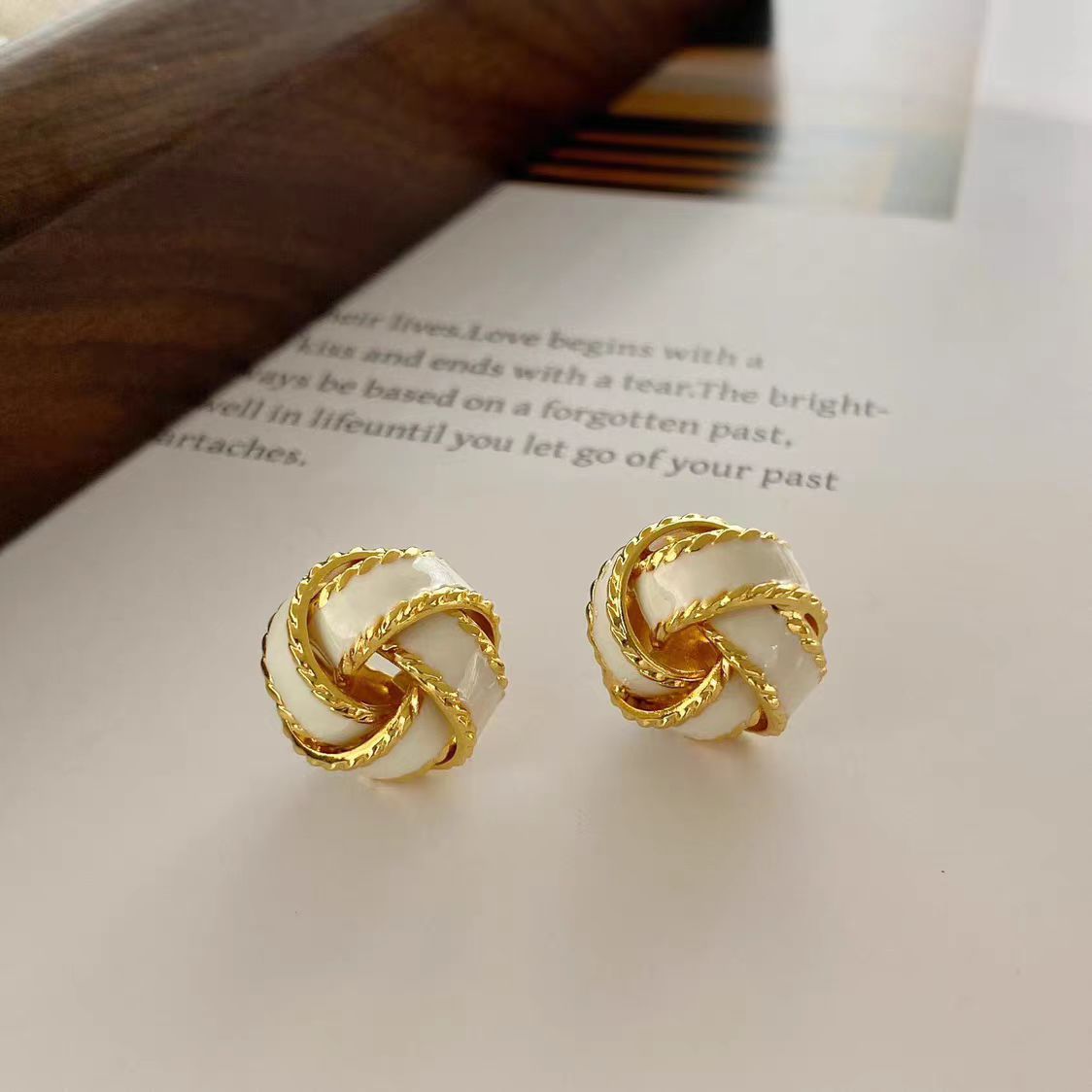 Women's Elegant Color Drip Glazed Twist Light Luxury Earrings