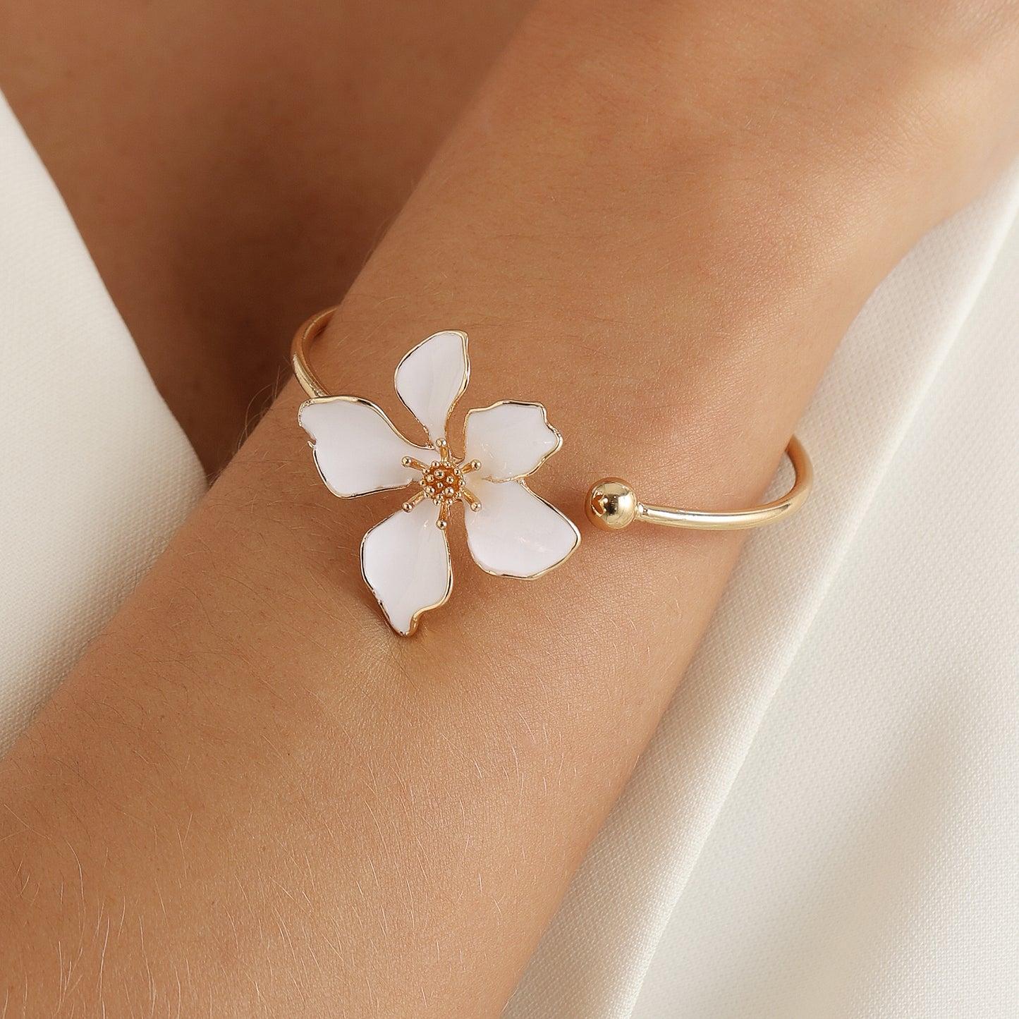 Lux Enamel Flower Female Gentle Temperament High Collar