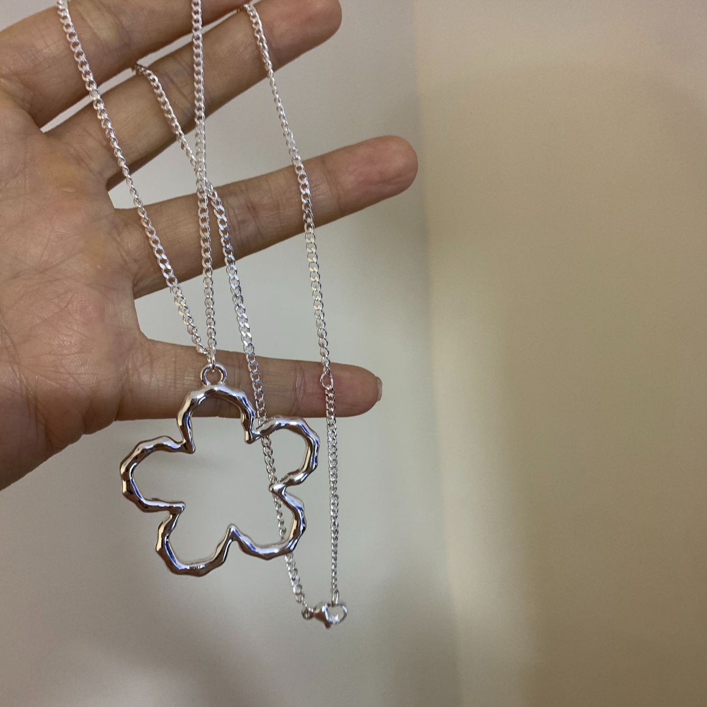 Women's Hollow Flower Light Luxury Temperament Niche High-grade Necklaces