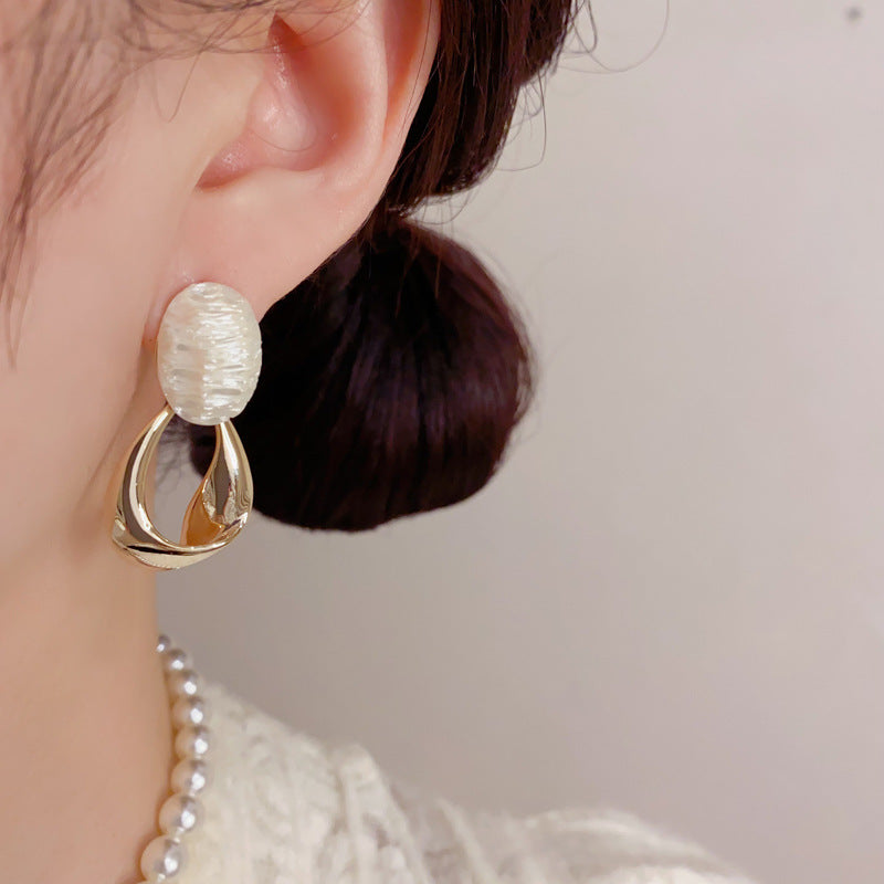 Women's Fashion Retro Oval Metal Geometry Eardrops Temperament Entry Lux Simple Earrings