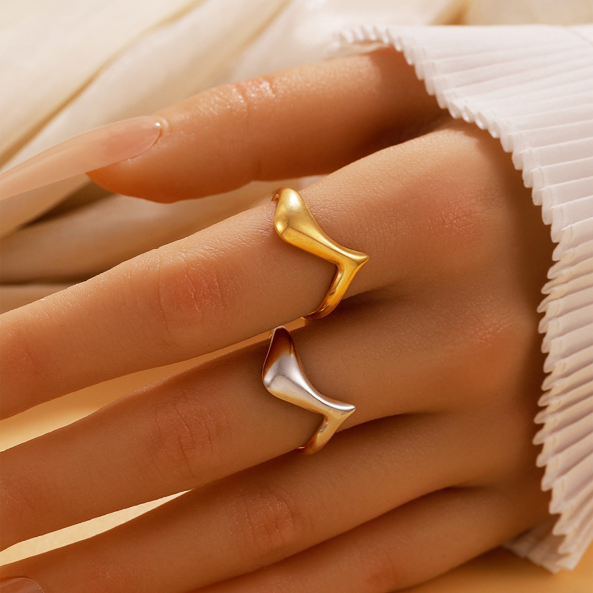 Style Geometric Thick Line Female Personality Twisted Metal Glossy Surface Ring